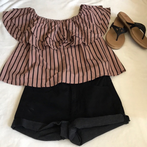 ⭐️HP⭐️ Last One! Ruffled off shoulder top - Picture 4 of 5